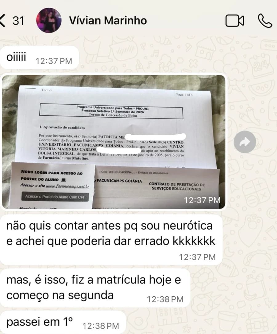 Print de WhatsApp de Vívian Marinho mostrando o termo de concessão de bolsa integral do PROUNI (dados pessoais ocultos) e a mensagem 'passei em 1º'